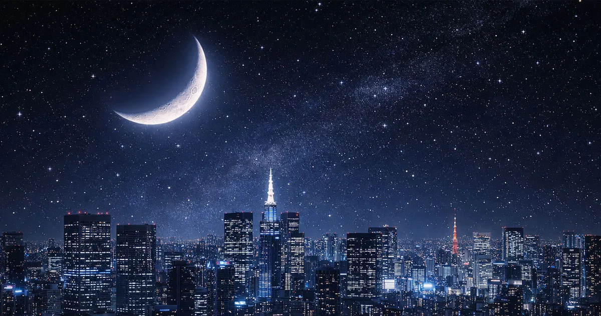 三日月に照らされる街並み